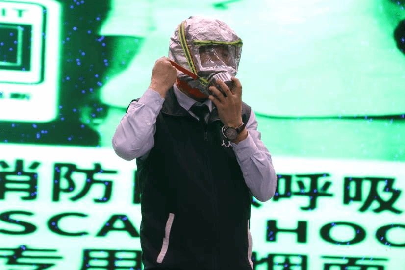张刚演示消防逃生面罩佩戴方法 张刚演示消防逃生面罩佩戴方法